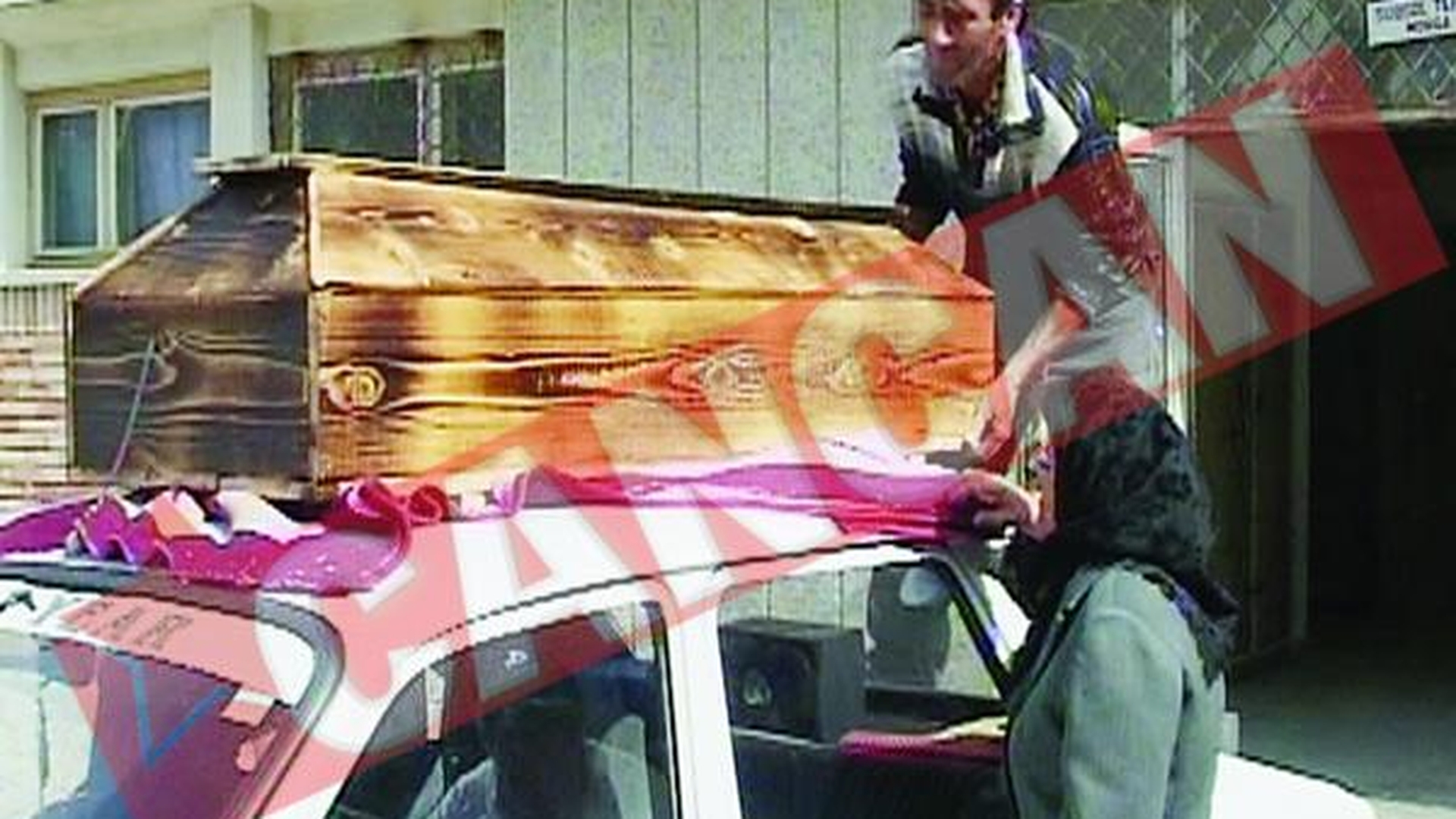 S-a spanzurat de dorul mamei