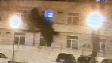 Momentul în care izbucnește incendiul la ”Matei Balș” a fost filmat! Fumul negru iese, cu presiune, printr-un geam