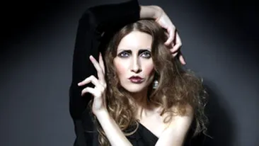 Iulia Albu, prima coperta animata cu Robert Pattinson!