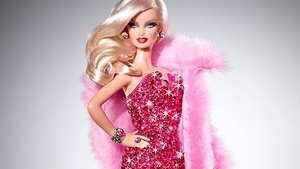 Papusa Barbie, acum in varianta XXL! Cum ar arata idolul fetitelor daca ar manca shaorma dimineata, la pranz si seara
