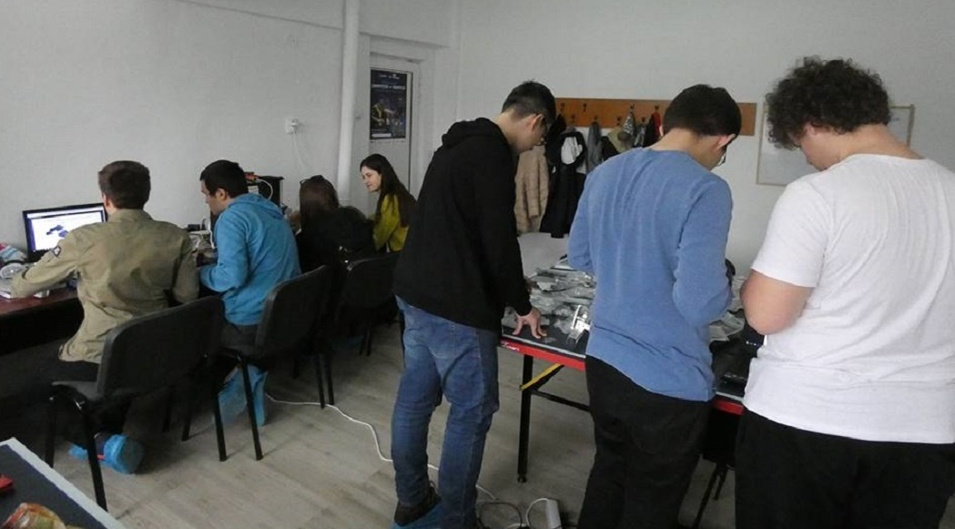Creatorii de roboţi se pregătesc asiduu pentru concursuri
