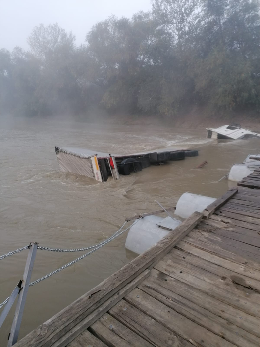 Un tir încărcat cu sticlă s-a răsturnat în apele râului Ialomița. Cum a fost găsit șoferul mastodontului înmatriculat în Ucraina | FOTO