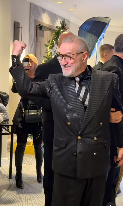 Tzancă Uraganu și Gigi Becali au făcut skandenberg în public, în cel mai scurt meci pe care l-ai văzut/ sursă foto: TikTok