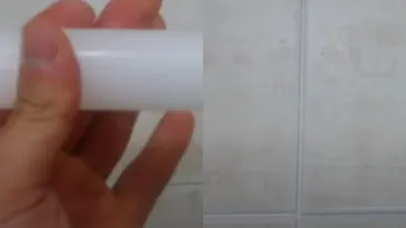 O femeie a frecat o lumânare de gresie, iar rezultatul e cu adevărat surprinzător. Descoperirea făcută de gospodină