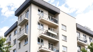 Facturi mai mici la curent cu panouri pe balcon! Cât costă un kit fotovoltaic în 2026