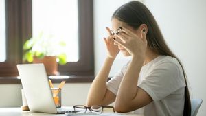 Gesturile care favorizează contaminarea cu noul coronavirus! Studiile arată că ne atingem de 23 de ori pe față, într-o oră. Ce putem face pentru a scăpa de acest obicei
