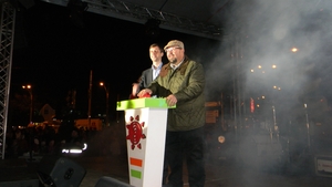 Cea mai mare instalatie de Craciun din lume e in Bucuresti! Cristian Popescu Piedone a aprins aseara 449.658 de beculete!