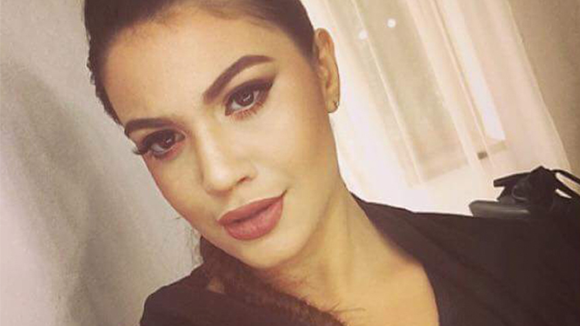 Imagine incendiară cu BETTY SALAM! Şi-a făcut un selfie în maşină, iar fanii nu şi-au putut lua ochii din decolteul ei