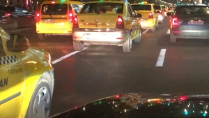 S-a ajuns la bătăi de stradă pentru serviciile de taxi, în Bucureşti! Şoferi UBER au bătut un taximetrist. Ce s-a întâmplat după!