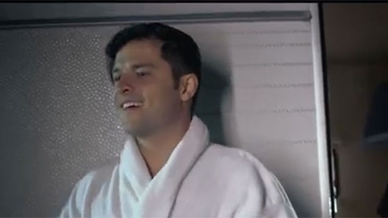 Liviu Varciu, lins pe fată de Adelina in noul videoclip! Iti place cum sună piesa "Vecina"?