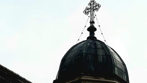 Credincioşii, obligaţi să prezinte un test COVID negativ pentru a putea participa la slujbă. Unde se întâmplă așa ceva