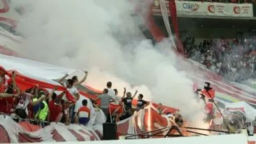 Incidente grave la meciul Dinamo-Steaua! Meciul a fost intrerupt dupa ce suporterii au lovit jucatorii