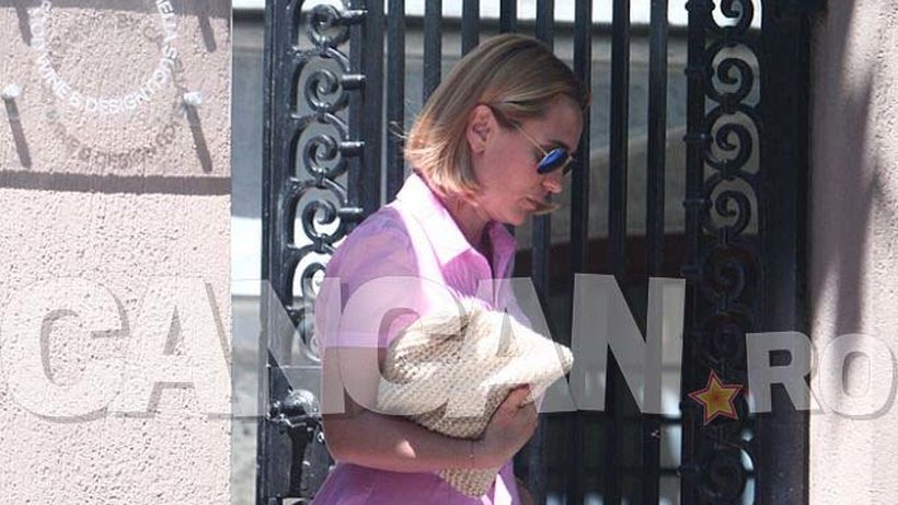 Imagini incendiare! ANDREEA ESCA, cel mai înfocat suporter al Naţionalei! Prezentatoarea Ştirilor ProTv şi-a îmbrăcat şoferul în echipament tricolor şi şi-a pus pe maşină…