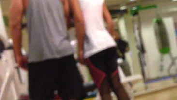 I-a fost iubit si sot, iar acum a ajuns sa il foloseasca pe post de muncitor platit! Ce l-au filmat paparazzii pe Victor facand