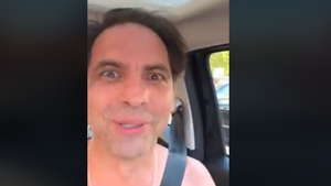 Suporterii francezi „i-au făcut praf” mașina lui Dan Negru, în Paris: „O minge umplută cu aer excită națiuni!”