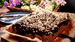 Desertul care se separă în trei straturi diferite în timp ce se coace. Cum să prepari prăjitura Magic Cake