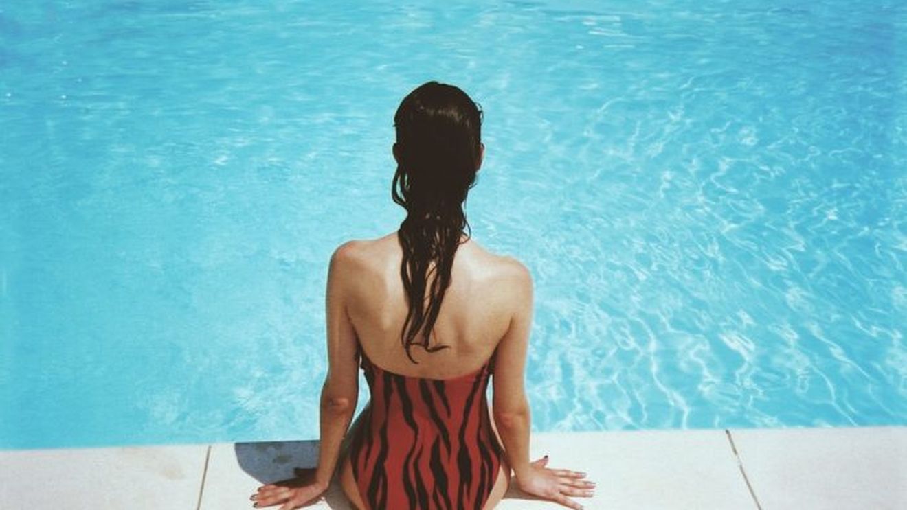 VIDEO| Arestată direct din piscină! O britanică beată nu a ținut cont de interdicțiile autorităților, trebuia să stea în izolare