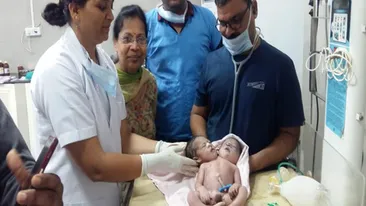 Caz unic în istoria omenirii! Babita a născut un copil cu două capete si trei brațe