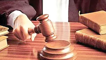 Incident grav la judecatorie! Un detinut a spart un geam si ameninta ca-si taie gatul! Vezi cum a fost convins sa renunte