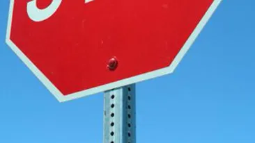 Si-a varsat frustrarea cu noua focuri de arma! Un barbat a tras intr-un indicator rutier!