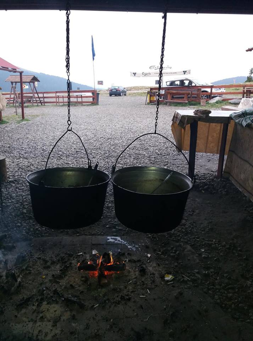 Mâncarea de la stână se gătește în cel mai tradițional mod cu putință