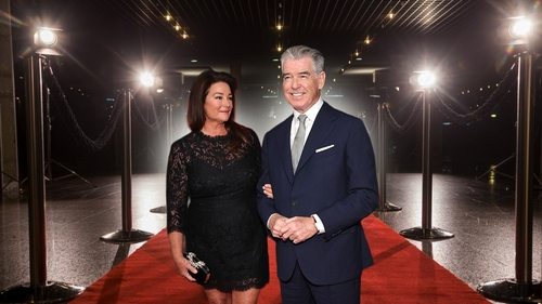 Pierce Brosnan, la braț cu femeia care îi este alături de peste 30 de ani! Decizia luată împreună cu soția sa după incendiile din Malibu
