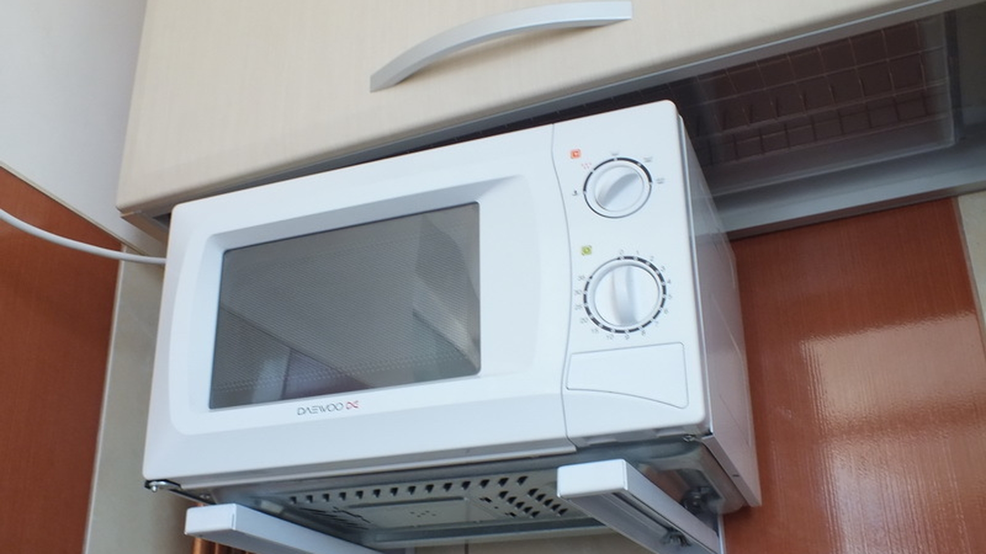 Şi-au băgat copilul de doar 4 luni în cuptorul cu microunde! Micuţul a ajuns la spital cu...