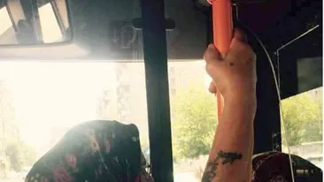 Această bătrânică din România se ia la întrecere cu cei mai buni culturişti! Oamenii din autobuz şi-au dat coate când au văzut ce triceps are!