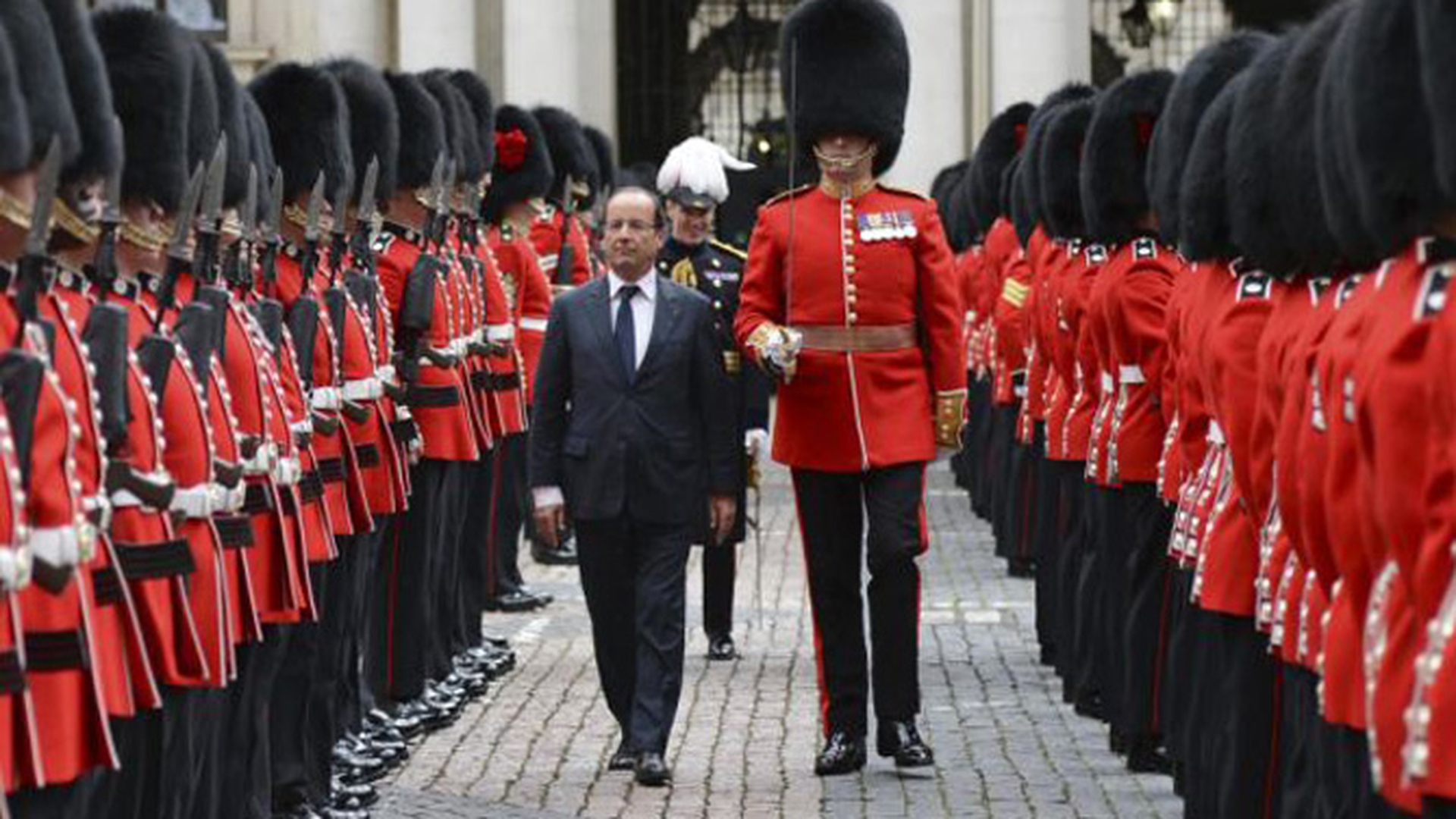 E atat de pitic incat nu se vede din multime! Afla aici ce presedinte european s-a pierdut printre garzile de la Buckingham