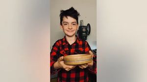 Un băiat de 12 ani a strâns peste 220.000 de lire cu un bol de lemn. Banii îi va dona către copiii din Ucraina