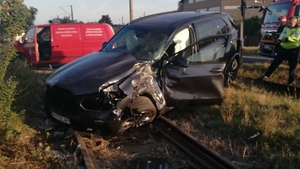 A scăpat ca prin minune după ce mașina lui a fost lovită de tren