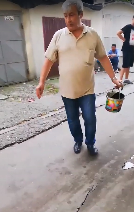 Așa ceva nu s-a mai văzut! Cum s-a răzbunat un pensionar din Bacău pe copiii gălăgioși din spatele blocului