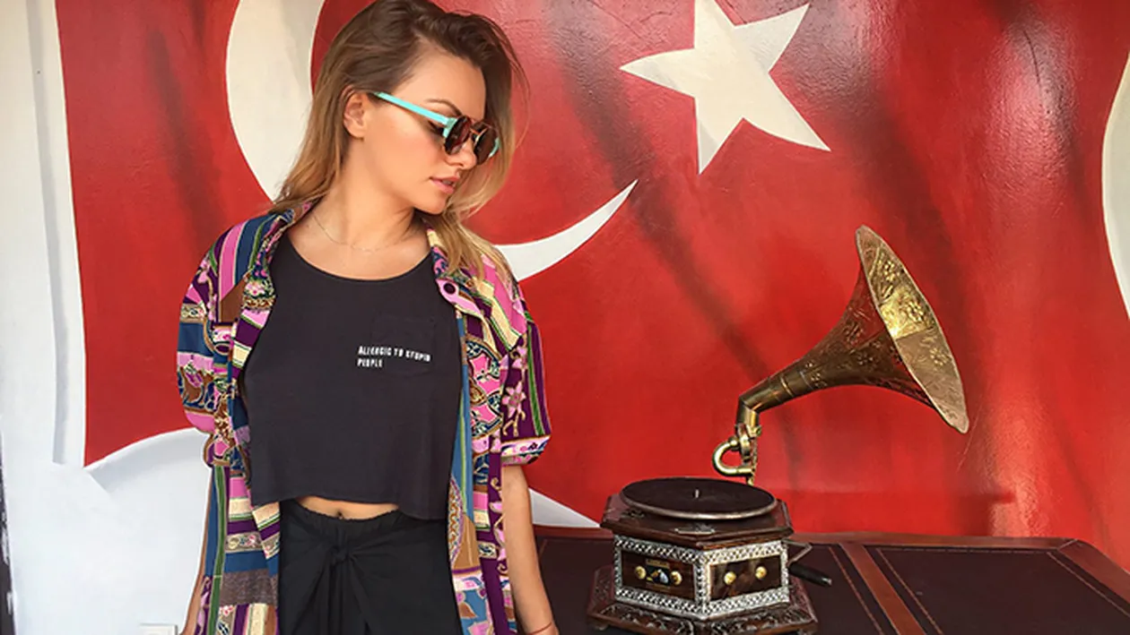ALEXANDRA STAN s-a pozat în aeroport, dar toată lumea s-a uitat la ASTA! Nu mă întrebaţi...