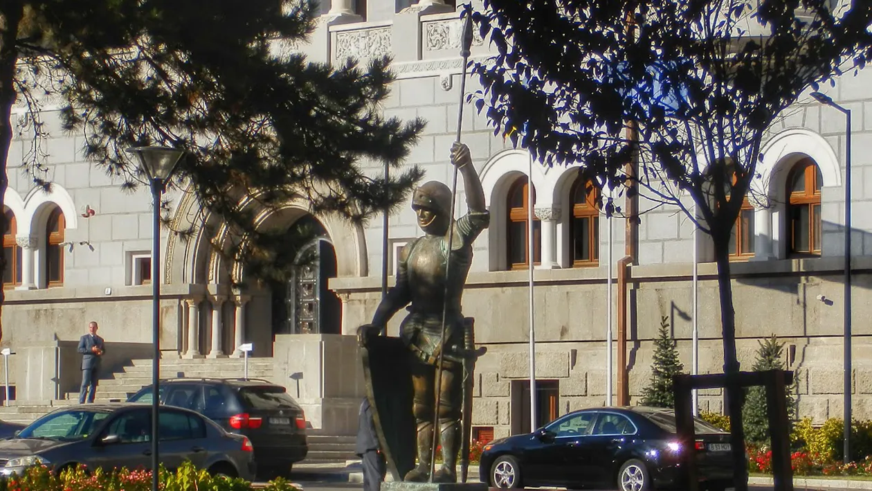 Povestea teribilă a pompierului Pandelică. Clădirea celei mai bogate Primării din România pare blestemată!