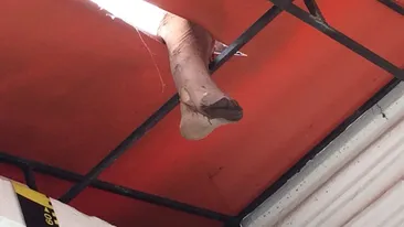 Descoperire macabră într-un cartier din Craiova. Piciorul unei femei lovite de o mașină a fost găsit pe acoperișul unei case, la două zile după accident