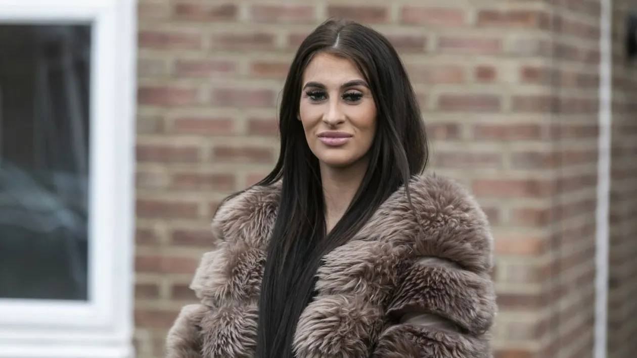 Coșmarul trăit de femeia care este alergică la apă! Ce se întâmplă când și doar o picătură de ploaie îi atinge pielea