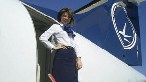 Prima reacţie a stewardesei de la TAROM care a desfiinţat-o pe Loredana Chivu. "Peste câteva zile..."