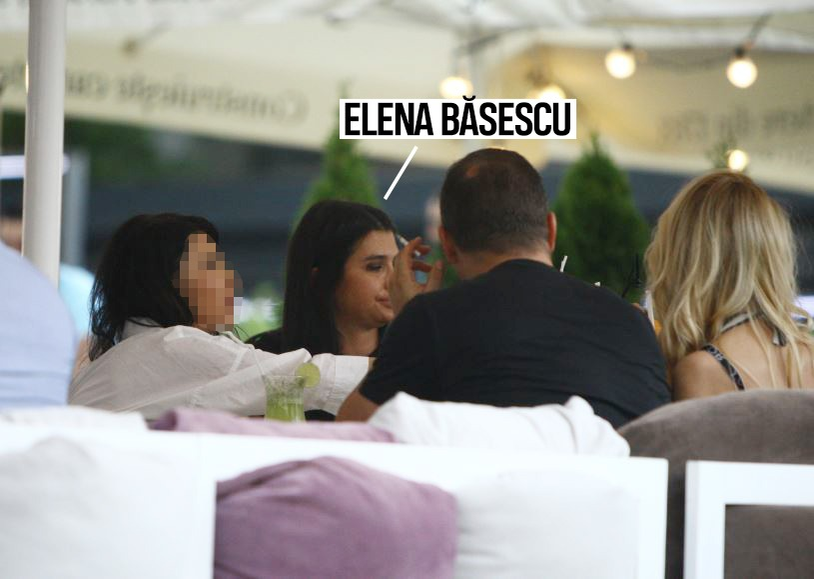 Elena Băsescu, alături de prieteni la masă