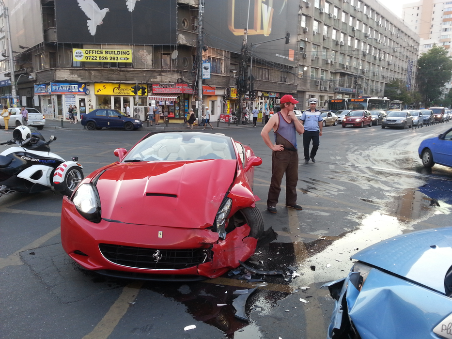 Momentul în care Adrian Minune și-a distrus bolidul într-un accident rutier în București
