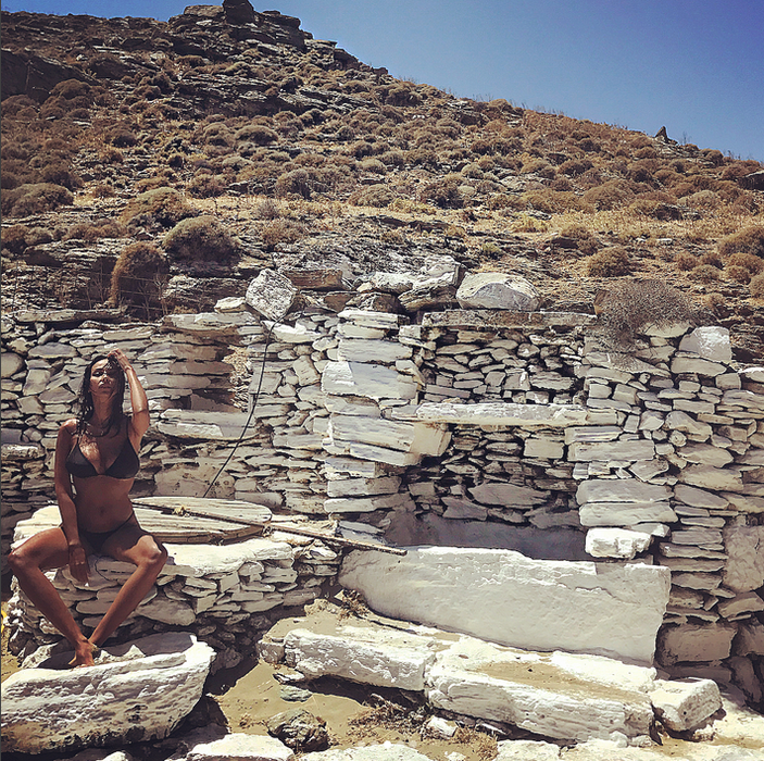 Mădălina Ghenea, pictorial ad-hoc în Grecia
