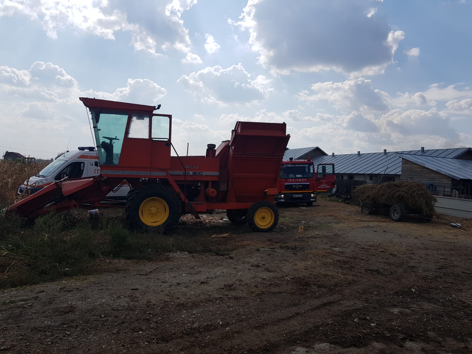 La un pas de tragedie! Un bărbat din Giugiu și-a prins mâna într-un utilaj agricol