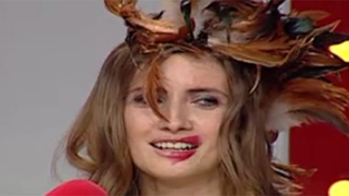 Transformarea Iuliei Albu. Cum a ajuns din fetita blonda si inocenta sa se urateasca singura si sa i se spuna "Doamna cu gaina"