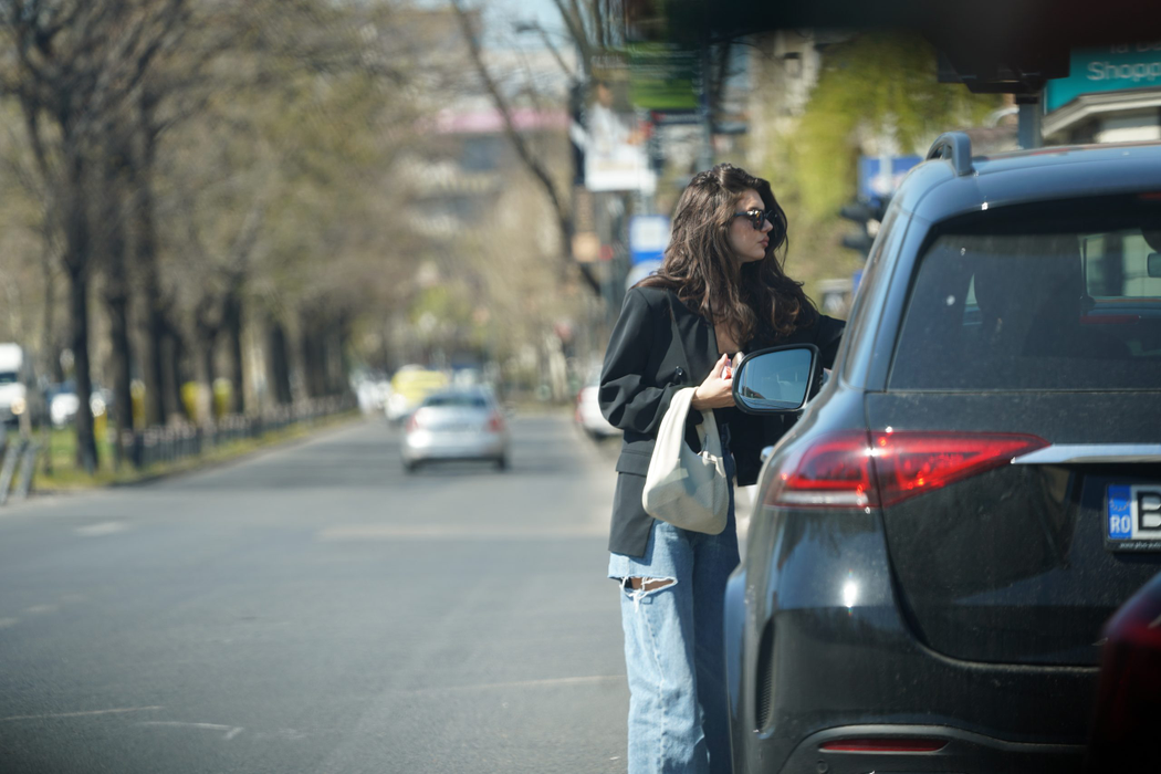 Cristina Ich a luat fluturașul de pe parbriz, imediat ce a ajuns în Dorobanți (Foto: CANCAN.RO)