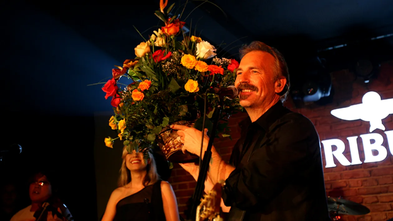 Kevin Costner a ras de gafa organizatorilor concertului sau: Calul meu o sa se bucure de florile astea!