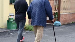 Badantă din Italia, moștenitoarea averii bătrânului pe care l-a îngrijit. Testamentul a fost scris pe o rețetă medicală