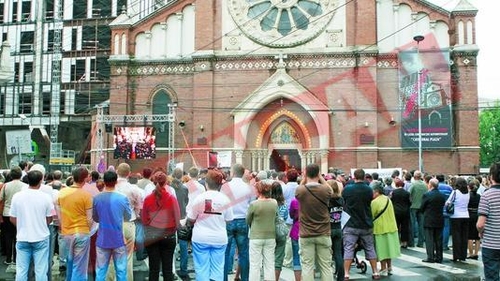 Au inchis bisericile ca sa protesteze