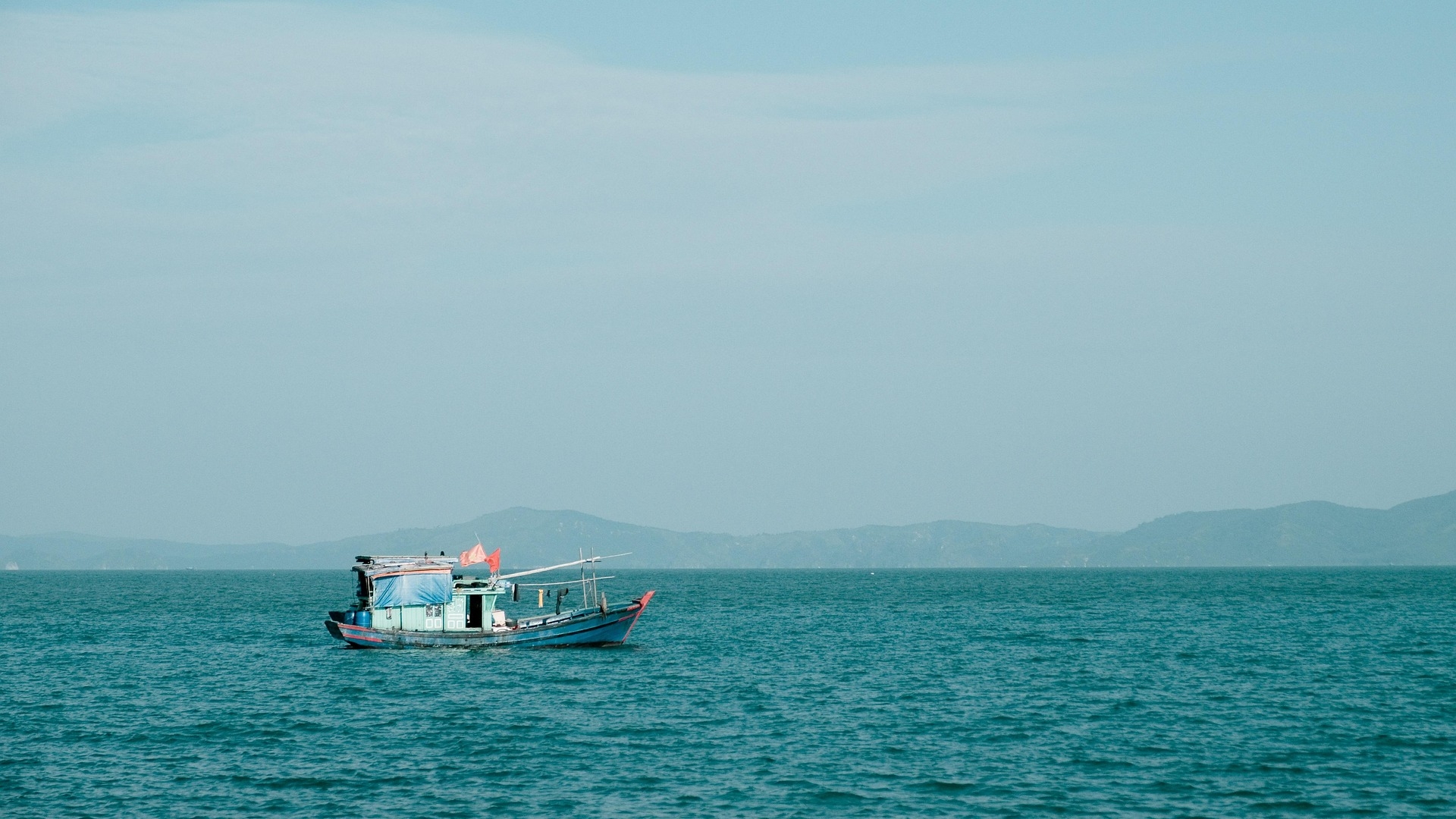 Un vas de pescuit s-a scufundat în Marea Neagră după un atac. Sunt morți și răniți