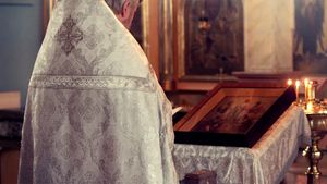 Ce a apărut pe ușa unei biserici din Cluj a stupefiat o comunitate întreagă. Preotul a luat decizia radicală în cazul lor