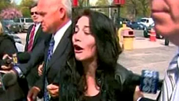 VIDEO O adolescenta a omorat pe loc o femeie care tundea peluza si a intrat apoi cu camioneta in casa femeii!