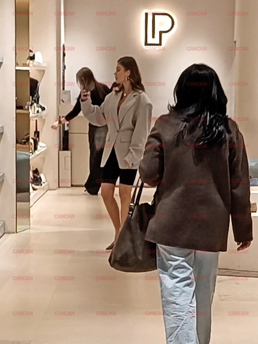 Emma de la Zu în timpul unei ședințe intense și nehotărâte de shopping